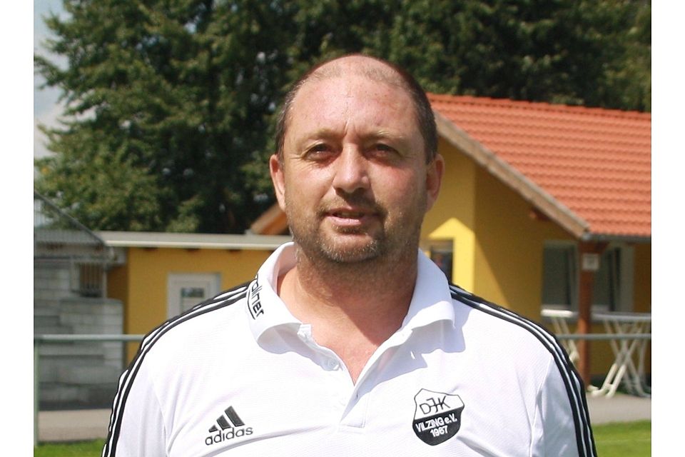 DJK Urgestein Tom Bauer trainiert die Kreisligaelf der DJK auch in der kommenden Saison