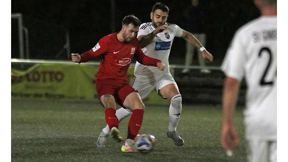 Beim vergangenen Pokal-Spiel gab’s einen Sieg: Schott-Offensivmann Johannes Gansmann (am Ball) im Duell mit dem Gimbsheimer Ali Aslan (weiß).	Archivfoto: Christine Dirigo / pakalski-press