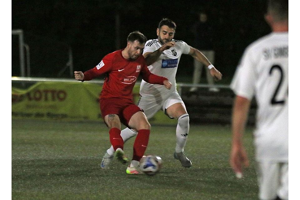 Beim vergangenen Pokal-Spiel gab’s einen Sieg: Schott-Offensivmann Johannes Gansmann (am Ball) im Duell mit dem Gimbsheimer Ali Aslan (weiß). Archivfoto: Christine Dirigo / pakalski-press Beim vergangenen Pokal-Spiel gab’s einen Sieg: Schott-Offensivmann Johannes Gansmann (am Ball) im Duell mit dem Gimbsheimer Ali Aslan (weiß). Archivfoto: Christine Dirigo / pakalski-press