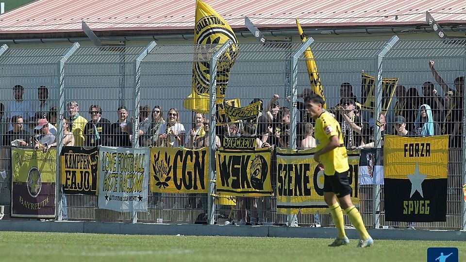 Die mitgreisten Anhänger der SpVgg Bayreuth sahen in Hankofen einen schwachen Auftritt ihrer Mannschaft.