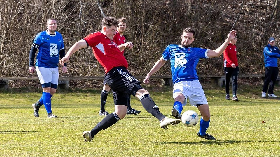 Nicht weniger als einen Sieg braucht die DJK Darching II (rot) um Markus Leitner im Kellerduell.