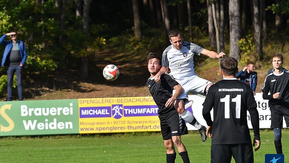"Abstiegskampf pur" bietet das Nachbarderby zwischen dem TSV Pressath (in Weiß) und dem SC Schwarzenbach (in Schwarz). Ein jeder Zentimeter des grünen Geläufs wird umkämpft sein, es geht um lebenswichtiges Punktegut.