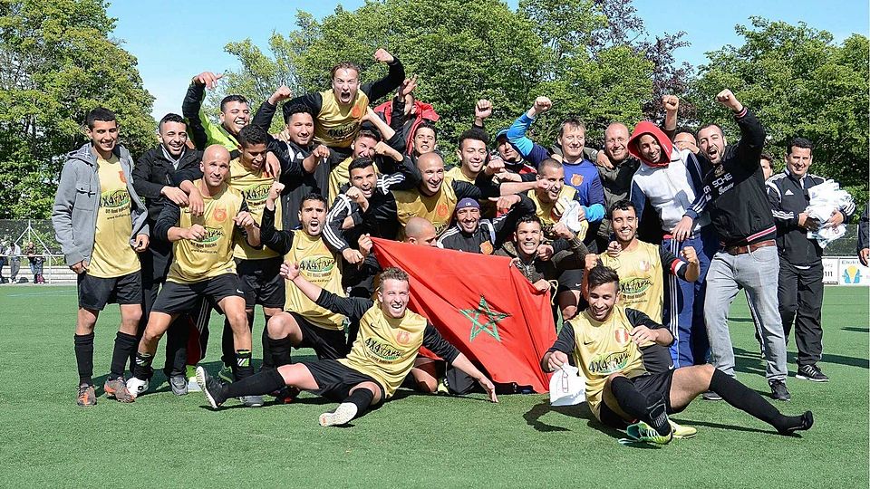 Souveräner Meister: Nach der A-Klasse im vergangenen Jahr haben die Spieler von FC Maroc Wiesbaden in dieser Saison die Kreisoberliga aufgemischt und den direkten Durchmarsch in die Gruppenliga geschafft. Foto: Tom Klein