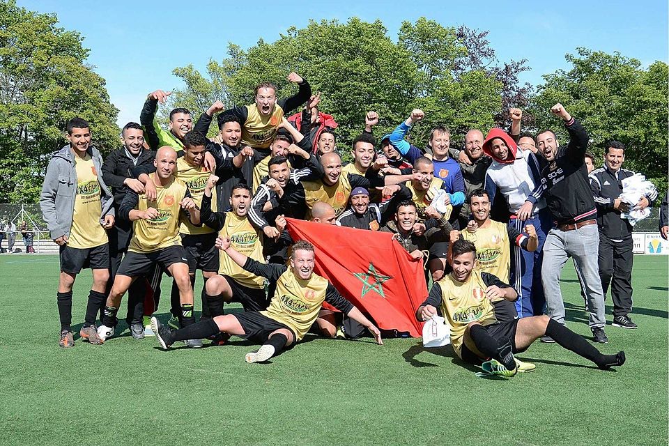Souveräner Meister: Nach der A-Klasse im vergangenen Jahr haben die Spieler von FC Maroc Wiesbaden in dieser Saison die Kreisoberliga aufgemischt und den direkten Durchmarsch in die Gruppenliga geschafft. Foto: Tom Klein