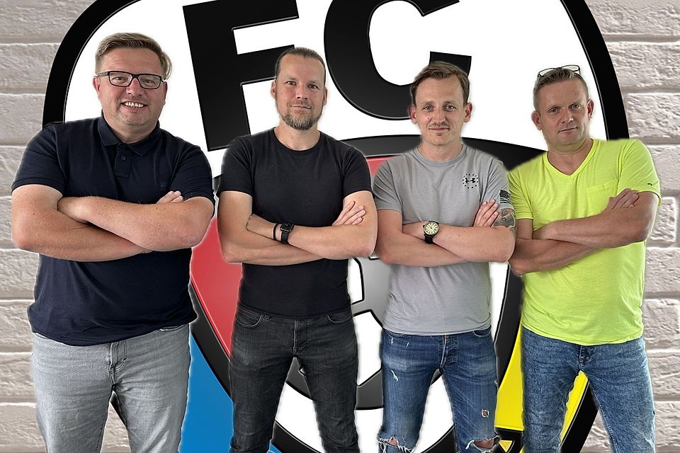 René Behring (2.v.l.) wird ab der neuen Saison den FC Grimma trainieren. Toni Sörmus (links), Andy Seydel (2.v.r.) und Jens Sieber – allesamt Mitglieder aus dem Geschäftsführenden Vorstand – sind von den Qualitäten des ehemaligen Grimmaer Kickers überzeugt.