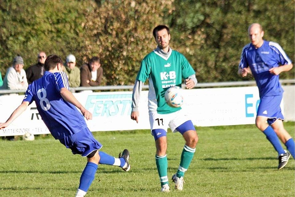 Jan Kotab (M.) sorgte mit einem Elfmeter für den Sieg im Spiel gegen den SV Neubäu Foto: Groitl