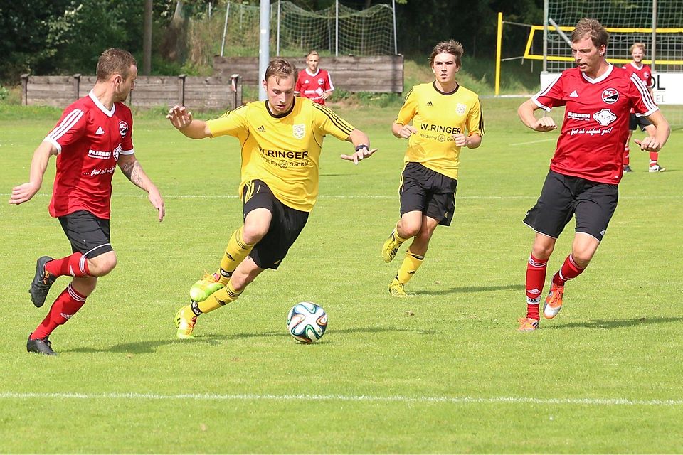 Mit Volldampf in die Vorbereitung: Der SV Hahnbach (in Gelb) schafft derzeit die Grundlagen für die Restsaison. F: Emmel