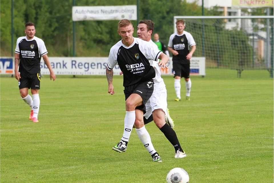 Tobias Wiesner (im Vordergrund) gelang in Aschaffenburg der wichtige Treffer zum 1:1. &lt;b&gt;F: Schmeilzl&lt;/b&gt;