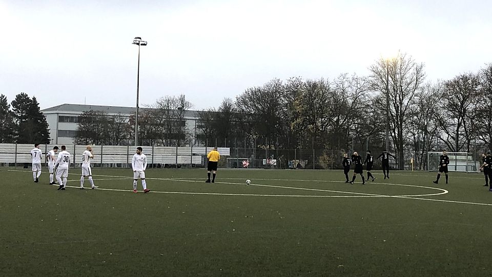 Budenheim (in Weiß) und Aksu-Diyar (in Schwarz) trennen sich im Topspiel der A-Klasse Ost mit 2:2.
