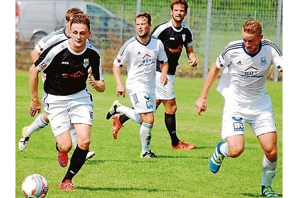 Brian Behrens (hier am Ball im Spiel beim FC Rastede) überzeugte im ersten Pflichtspiel der Saison und war an den ersten beiden Toren des BVC Tarow