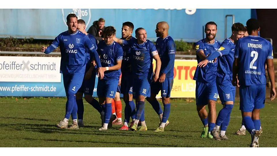 Aufnahme aus Tagen, an denen der Naturrasen in der Heimspielstätte des VfB Marburg noch bespielbar war. An diesem Samstag ist das nicht der Fall, sodass das Hessenliga-Derby gegen den SC Waldgirmes kurzfristig abgeblasen werden musste. (Archivfoto) © Jens Schmidt