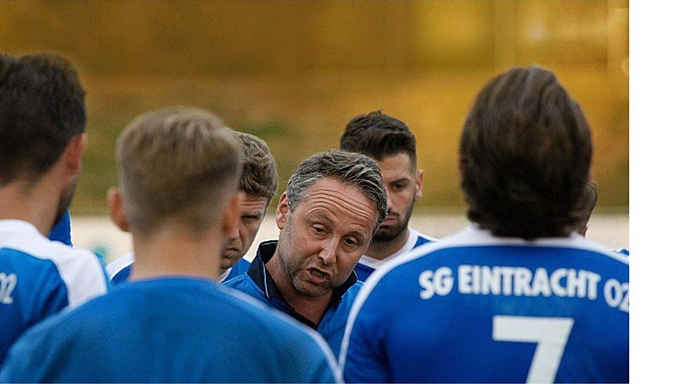 Gesprächsbedarf vor der Winterpause: Coach Thomas Wunderlich im Kreise der Mannschaft.  Foto: Dirk Waidner