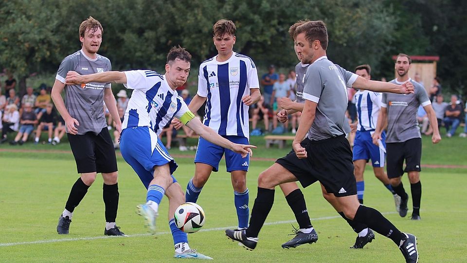 „Ich werde weiter alles geben – ich denke, die anderen auch“: Eurasburgs Kapitän Valentin Seelbach (2.v.li.) will nach dem wenig zufriedenstellenden Saisonstart des Kreisliga-Absteigers mit gutem Beispiel vorangehen.