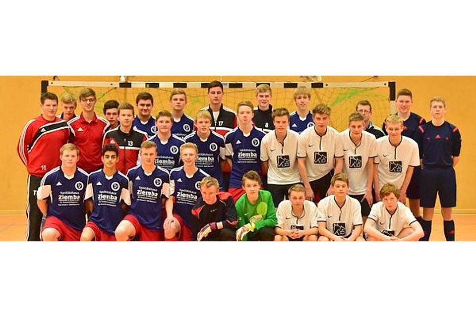 Die B-Junioren-Fußballer des SV Bösel (links) haben die Hallenkreismeisterschaft gewonnen. Im Finale der Endrunde bezwangen sie in eigener Halle den SV Bethen (links) mit 2:1. Björn Lichtfuß