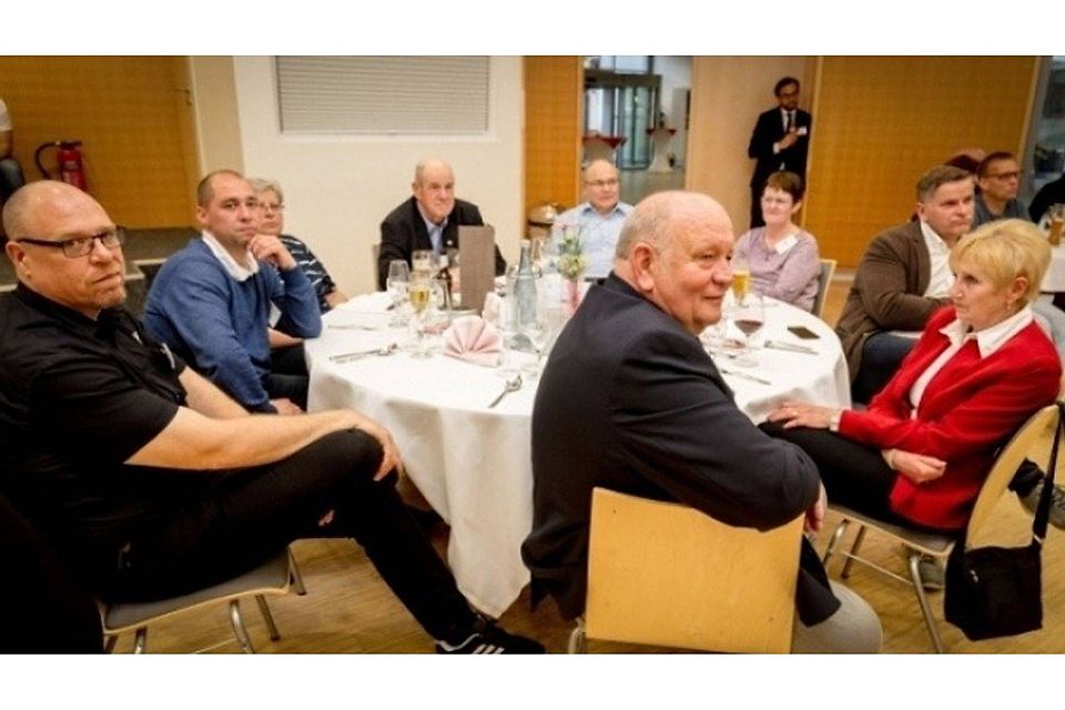 Frank Tiede (2.v.li.) beim gemeinsamen Abendessen im SportCentrum in Kamen-Kaiserau/Nordrhein-Westfalen. dfb