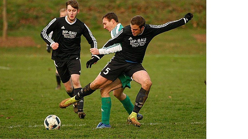 Eingehakt: Weinsheims Michael Bischof (rechts) sucht im Zweikampf mit dem Guldentaler Wolfgang Klöckner den Körperkontakt.