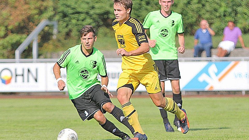 Antreiber und Torjäger: Wolfgang Schlichting (gelbes Trikot) führte den TSV Mindelheim am Wochenende mit zwei Treffern zum 3:2-Sieg gegen den FC Stätzling.  Foto: Andreas Lenuweit