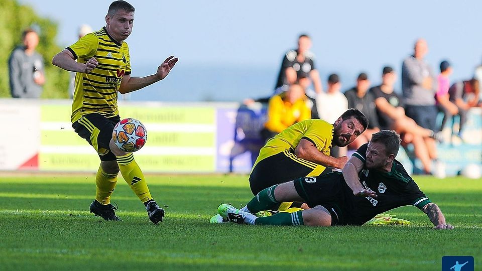 Christoph Goldschmidt (2.v.r) konnte seine alten Hutthurmer Kollegen nicht komplett zu Fall bringen.