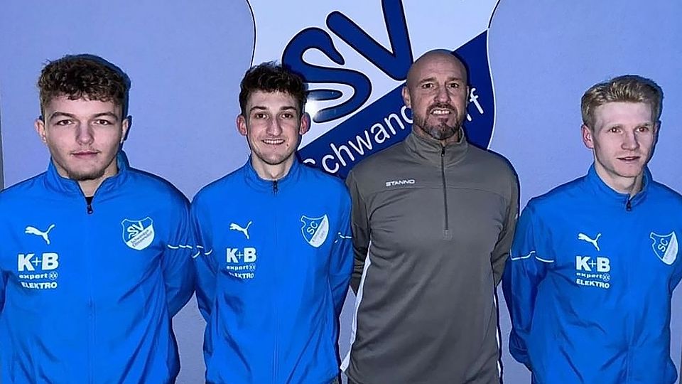 Verstärkung für das Ettmannsdorfer Landesliga-Team: Alexandru Dragut, Tobias Jobst und Felix Wifling (von links) laufen künftig für die Mannschaft von Trainer Mario Albert (2.v.r.) auf.