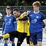 Alexander Machill (links), hier gegen Bauschheims Aleksi Huuhtanen, leitet mit seinem Führungstreffer den 3:1-Sieg des SC Opel Rüsselsheim ein. 	Foto: André Dziemballa