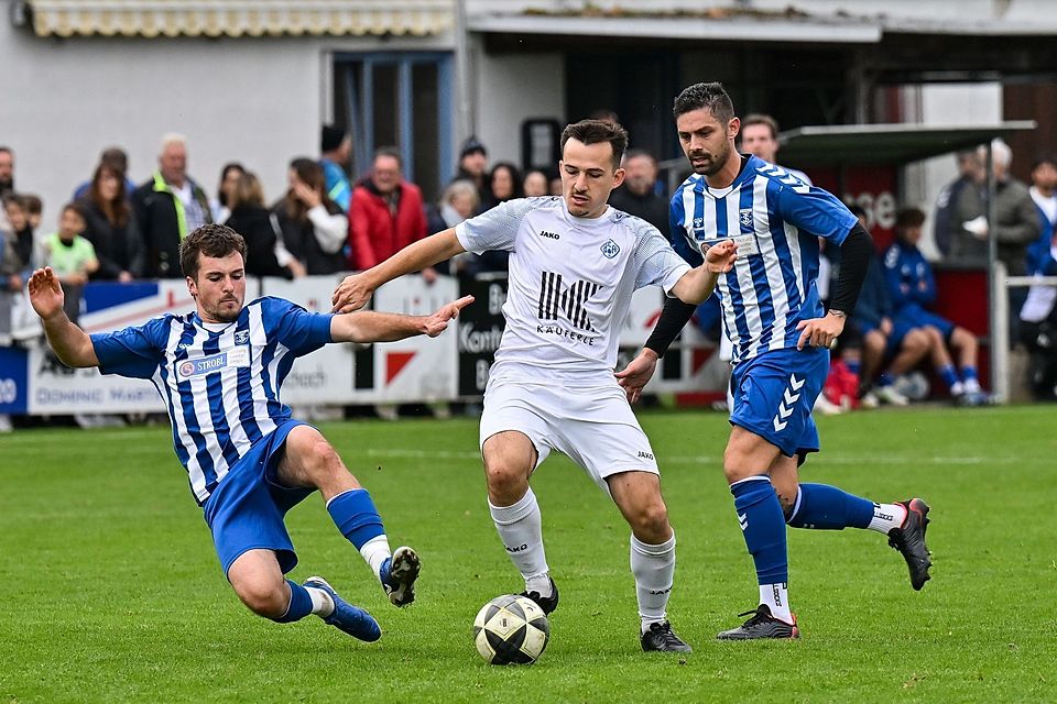 Die Inchenhofener Konstantin Miesl (links) und Florian Mayer nehmen Aichachs Marcus Wehren in die Zange. Die Inchenhofener Konstantin Miesl (links) und Florian Mayer nehmen Aichachs Marcus Wehren in die Zange.