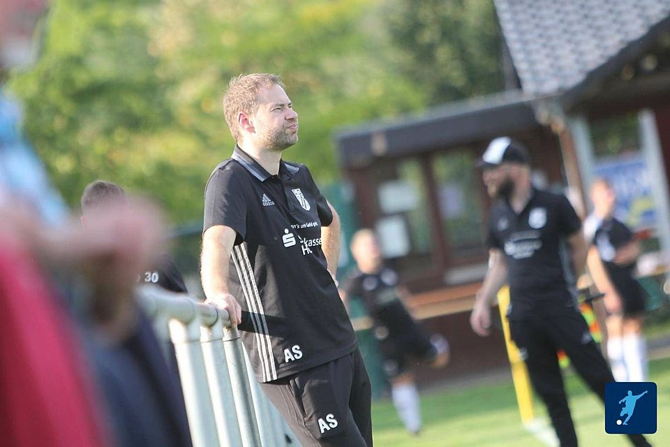 Andreas Struck trainiert den FC Stahle auch in der kommenden Saison.