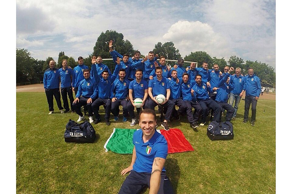 Ein Selfie zur Erinnerung: Die A-Liga-Meistermannschaft des SV Italia Wiesbaden.	Foto: Djordje Krstic