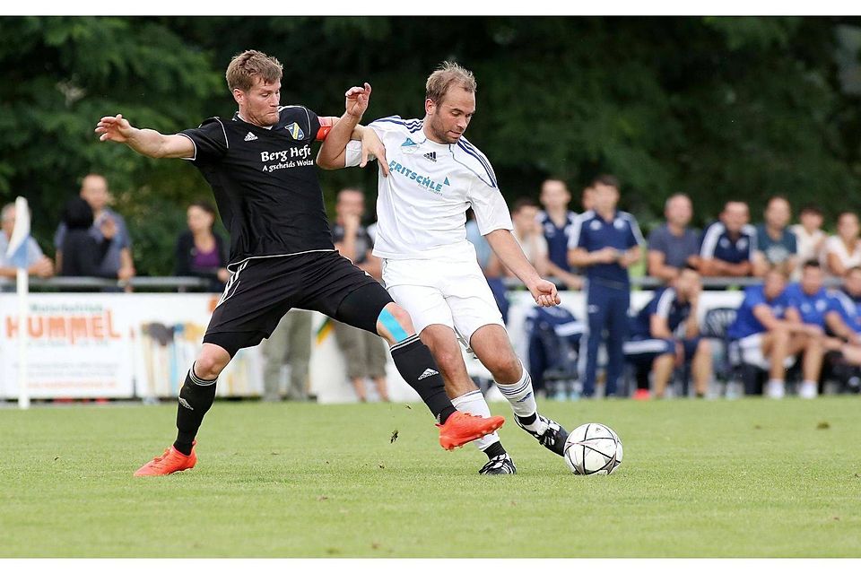 Felix Kötzle (rechts) erzielte in den drei Spielen des SV Uttenweiler bislang drei Treffer. Gegen den SSV Ehingen-Süd (links Christian Endler) traf Kötzle im ersten Heimspiel des SVU sogar doppelt. Archiv-Foto: Thomas Warnack