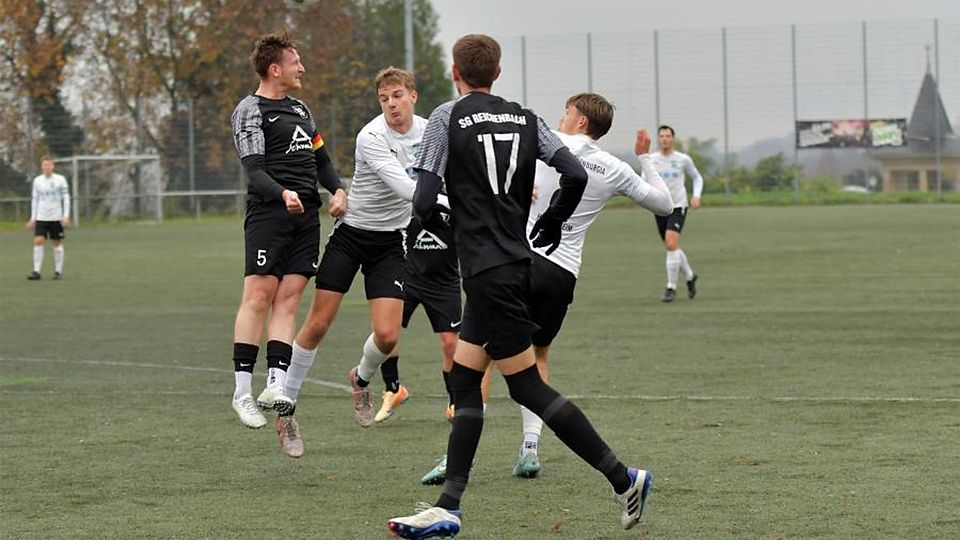 Kapitän Jascha Kaffenberger (SG Reichenbach) räumt auf, ist vor den Heppenheimern Fynn Langer, Benedikt Roß und Felix Walter am Ball. In der Fußball-Kreisoberliga trennten sich Starkenburgia Heppenheim und Reichenbach 2:2.	 Foto: Dagmar Jährling