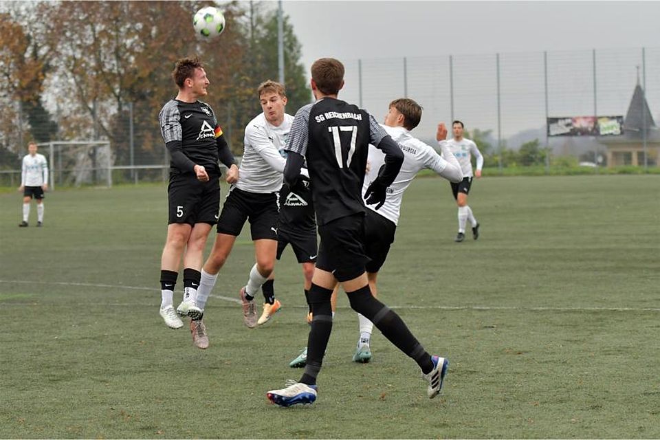 Kapitän Jascha Kaffenberger (SG Reichenbach) räumt auf, ist vor den Heppenheimern Fynn Langer, Benedikt Roß und Felix Walter am Ball. In der Fußball-Kreisoberliga trennten sich Starkenburgia Heppenheim und Reichenbach 2:2.	 Foto: Dagmar Jährling