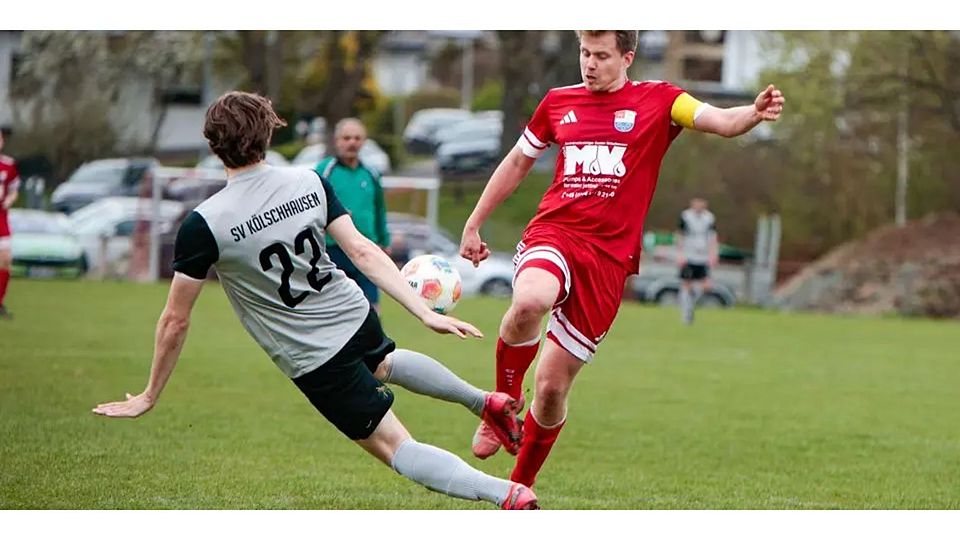 Dennis Schmidbauer (r., FC Schöffengrund) und Luis Jung (SV Kölschhausen) © Timo Zörb