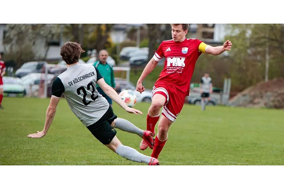 Dennis Schmidbauer (r., FC Schöffengrund) und Luis Jung (SV Kölschhausen) © Timo Zörb