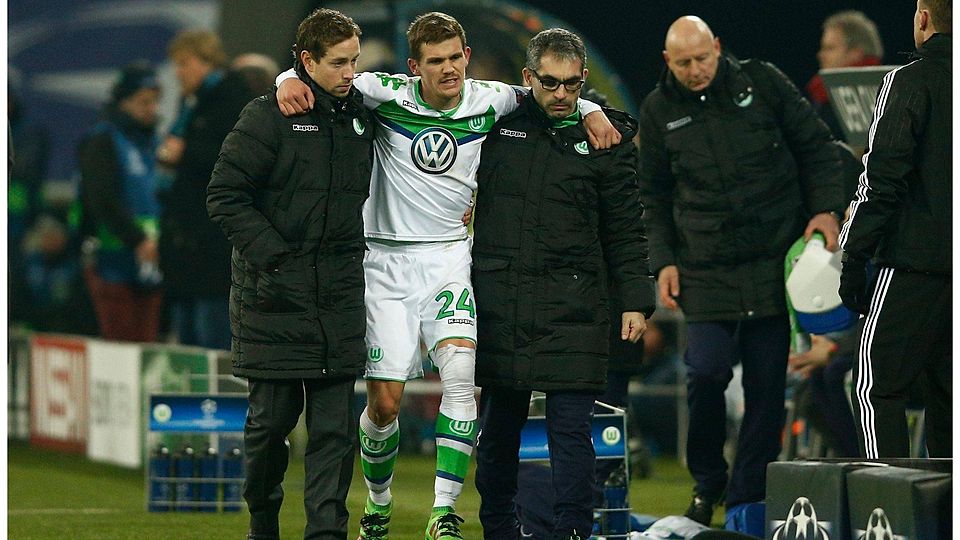 Der VfL Wolfsburg muss längere Zeit auf Sebastian Jung verzichten. Foto: Getty Images