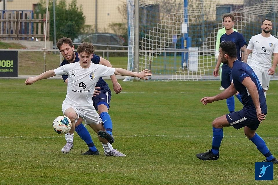 Die FSG Riedrode (hier in weiß gegen den SV Münster) hat in der Gruppenliga eine 2.3-Niederlage beim SV Hahn kassiert. Die FSG Riedrode (hier in weiß gegen den SV Münster) hat in der Gruppenliga eine 2.3-Niederlage beim SV Hahn kassiert.