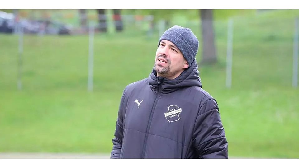 Verliert mit seinem Team, doch nach eigener Aussage sei ein Punkt verdient gewesen: Francisco Reguengo, Trainer der Fußball-B-Junioren des RSV Büblingshausen. (Archivfoto) © Jasmin Hahn