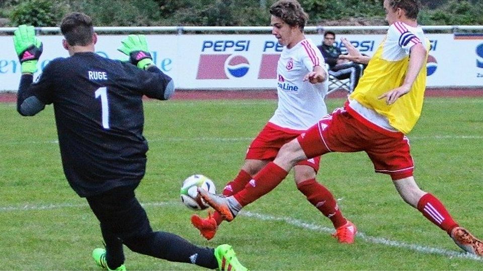 Gettorfs Jannes Döbel (Mitte) bringt den Ball nicht am Felder Torhüter Dominic Ruge (links) vorbei. Lars Pohlmann blockt zusätzlich.