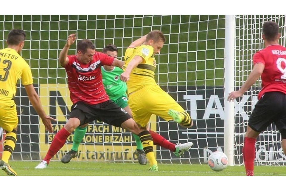 Die Entscheidung: Der FC Viktoria kassiert das 0:1 von Patrick Mainka (rechts).Foto: Rainer Dahmen