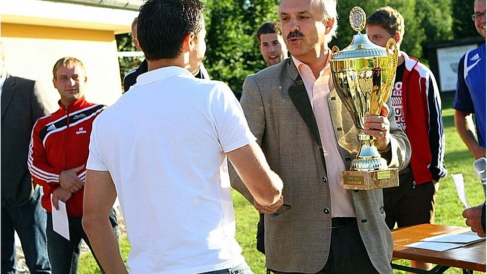 Brauereidirektor Walter Edmaier verlieh Alexander Nist den Graf-Arco-Wanderpokal Foto: Santner