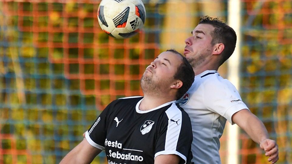 Mit einem 1:0-Heimsieg verweist der FC Huttingen, hier mit Philipp Rosskopf (rechts), den FC Wittlingen II mit Dominik Gillner auf die Plätze. | Foto: Gerd Gründl