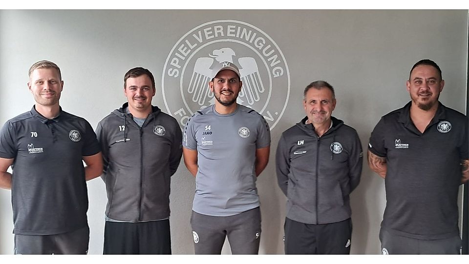 Helmut Lemberger (zweiter von rechts) ist der große Hoffnungsträger der SpVgg Forsthart 