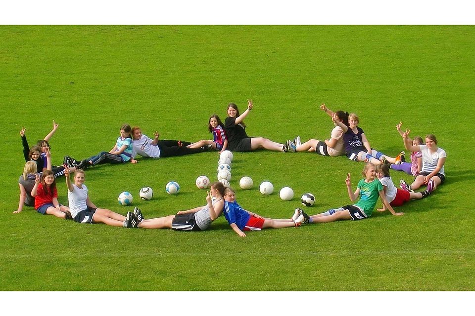 Peace: Beim SC Schölerberg (hier im Bild die Mädchenteams) wollen doch nur in Ruhe ihrem Sport nachgehen. Foto: privat
