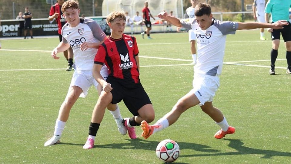 David Stanisic (Mitte im schwarz-roten Trikot) möchte sich beim SV Schalding-Heining seine ersten Sporen im Herrenbereich verdienen 