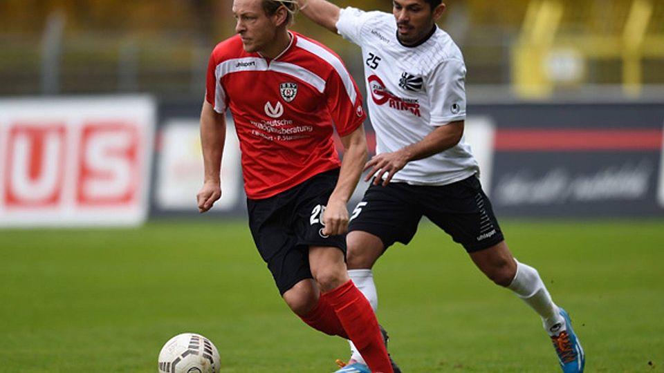Ali Günes (rechts) steht in der Oberliga-Auswahl, wie auch drei Reutlinger. Andreas Frick (am Ball) ist allerdings nicht darunter. | Archivfoto: Axel Grundler