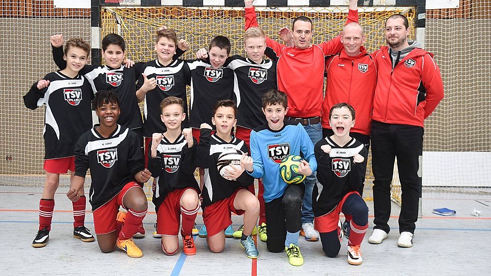 Die D-Junioren-Fußballer der JSG Langenlonsheim/Laubenheim/Guldental haben sich die Futsal-Krone erkämpft. Darüber freuen sich (hinten, von links) Marcel Gattung, Even Bozhort, Mattis Liebelt, Colin Schwarz, Marvin Matthiae, Trainer Sascha Hilsdorf, Co-Trainer Mike Matthiae, Co-Trainer Alexander Gerst sowie (vorne) Theo Schwettmann, Max Hilsdorf, Ruben Monath, Luca Gerst und Simon Bauer.	Foto: Stu