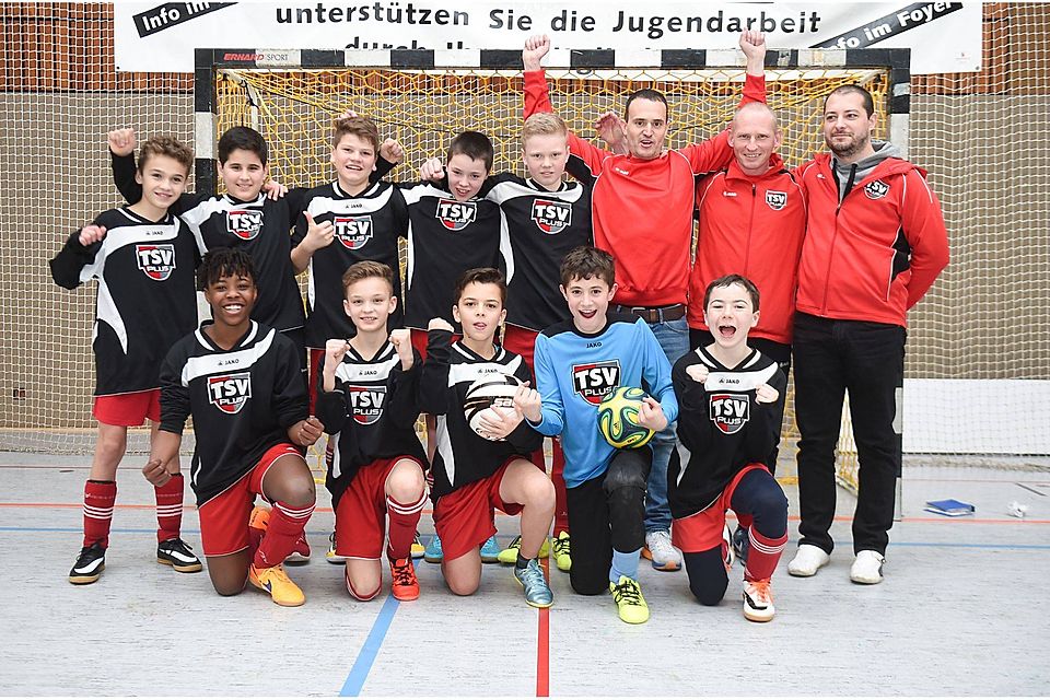 Die D-Junioren-Fußballer der JSG Langenlonsheim/Laubenheim/Guldental haben sich die Futsal-Krone erkämpft. Darüber freuen sich (hinten, von links) Marcel Gattung, Even Bozhort, Mattis Liebelt, Colin Schwarz, Marvin Matthiae, Trainer Sascha Hilsdorf, Co-Trainer Mike Matthiae, Co-Trainer Alexander Gerst sowie (vorne) Theo Schwettmann, Max Hilsdorf, Ruben Monath, Luca Gerst und Simon Bauer. Foto: Stu Die D-Junioren-Fußballer der JSG Langenlonsheim/Laubenheim/Guldental haben sich die Futsal-Krone erkämpft. Darüber freuen sich (hinten, von links) Marcel Gattung, Even Bozhort, Mattis Liebelt, Colin Schwarz, Marvin Matthiae, Trainer Sascha Hilsdorf, Co-Trainer Mike Matthiae, Co-Trainer Alexander Gerst sowie (vorne) Theo Schwettmann, Max Hilsdorf, Ruben Monath, Luca Gerst und Simon Bauer. Foto: Stu