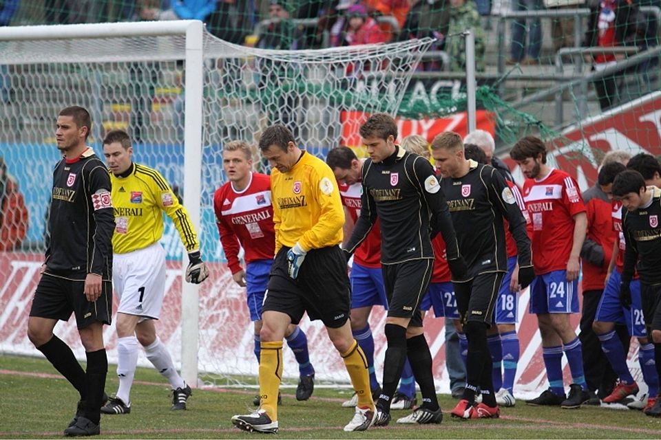 Sowohl der Jahn aus Regensburg (in schwarz) als auch die roten Hachinger ziehen in den DFB-Pokal ein. F: Gatzka
