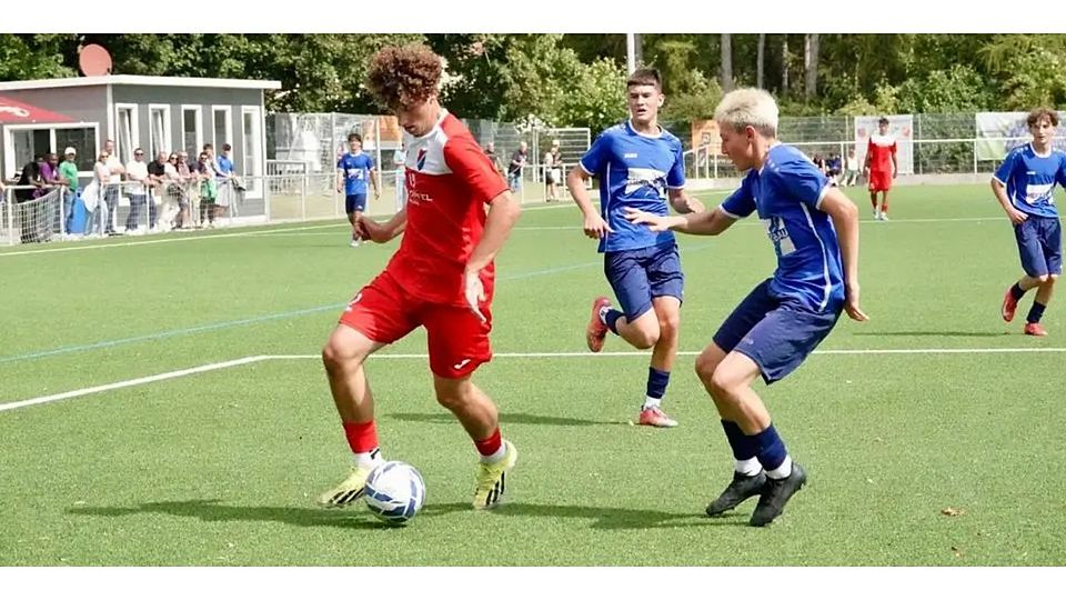 Elija Joel Pfeiffer (l.) von den Verbandsliga-B-Junioren desTSV Steinbach hat sich in den Strafraum gedribbelt. © TSv Steinbach/Kai Klingelhöfer