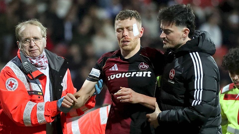 Fabian Menig (Mitte) wird nach dem fatalen Zusammenprall im Spiel gegen die Kickers vom Platz geführt.
