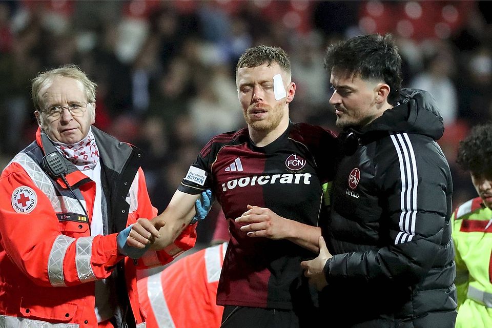 Fabian Menig (Mitte) wird nach dem fatalen Zusammenprall im Spiel gegen die Kickers vom Platz geführt.