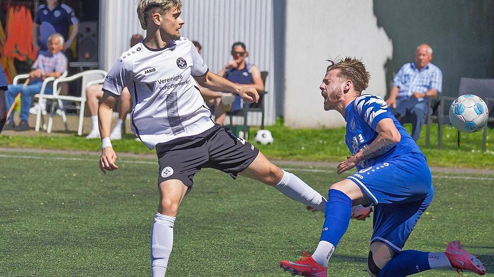 Autsch: Breinigs Metin Saljin (l.) trifft Andre Hemforth (Verlautenheide).